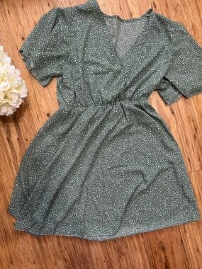 Boutique Women's Green Polka Dot Short Sleeve Wrap Dress